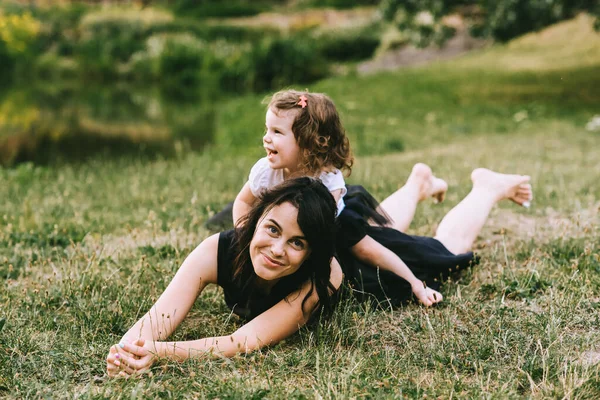 Een Mooie Moeder Spelen Blootsvoets Het Gras Met Haar Schattige — Stockfoto