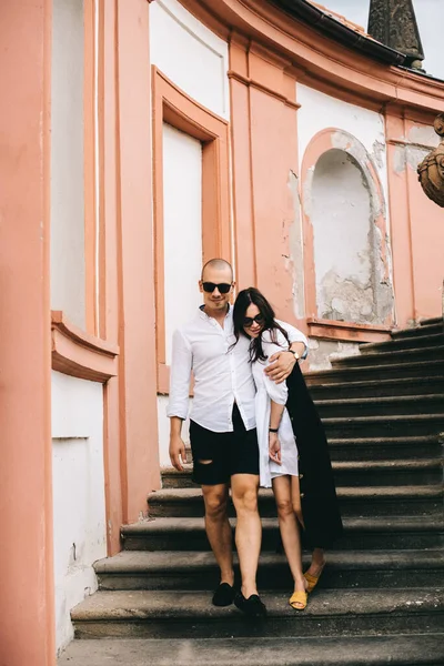 宮殿の中庭を歩いている若い白人スタイリッシュなカップル — ストック写真
