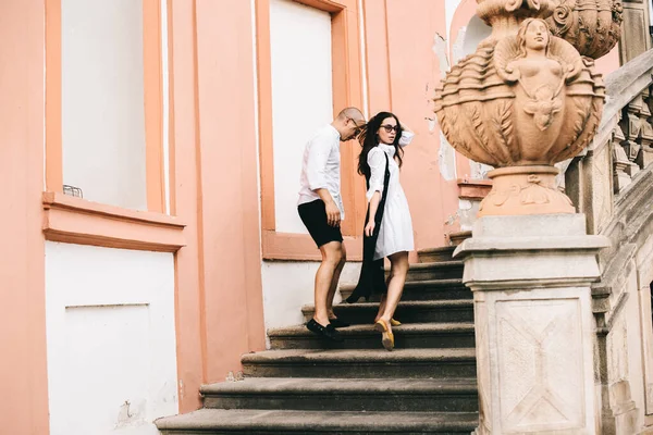 Jovem Casal Caucasiano Elegante Andando Pelas Escadas Pátio Palácio — Fotografia de Stock