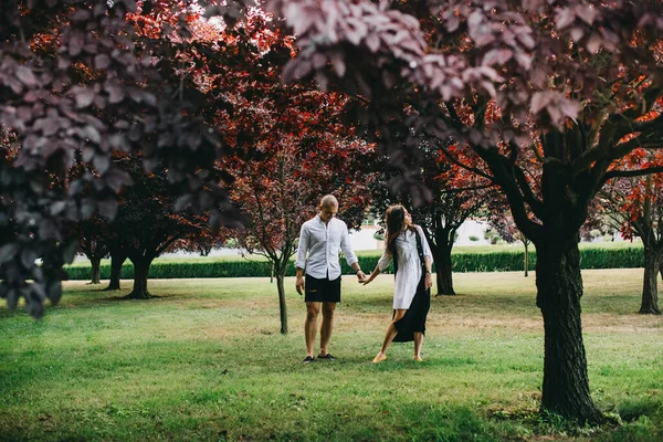 Güzel Bir Parkta Yürüyen Kafkas Tarzı Genç Bir Çiftin Portresi — Stok fotoğraf