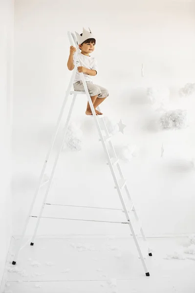 Beyaz Arka Planda Bulutların Arasında Beyaz Bir Merdivende Taç Giymiş — Stok fotoğraf