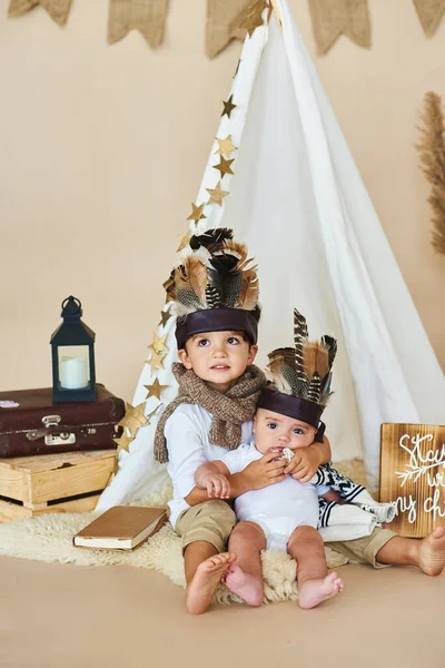 Twee Broers Spelen Indisch Tent Beige Achtergrond — Stockfoto