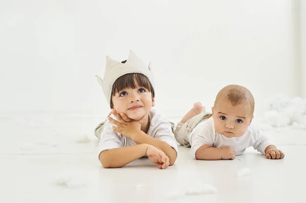 Twee Mooie Broers Ligt Een Witte Achtergrond — Stockfoto