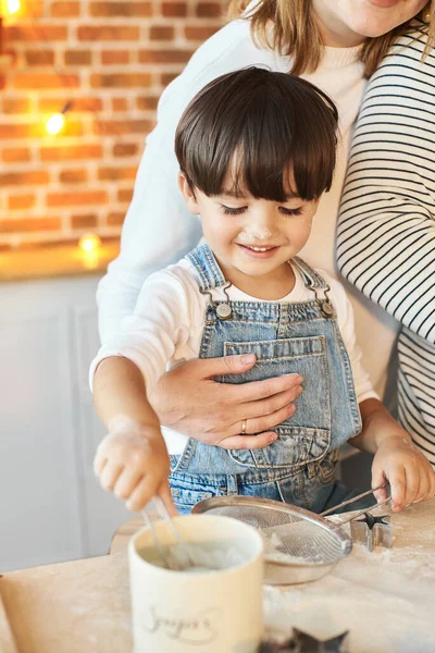 日当たりの良いキッチンで楽しく料理をしている若い美しい家族 — ストック写真