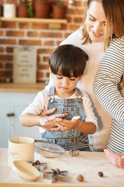 日当たりの良いキッチンで楽しく料理をしている若い美しい家族 — ストック写真