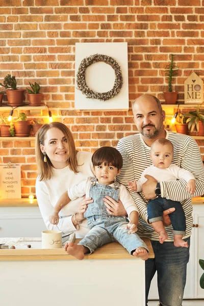 Junge Schöne Familie Mit Spaß Und Kochen Der Sonnigen Küche — Stockfoto