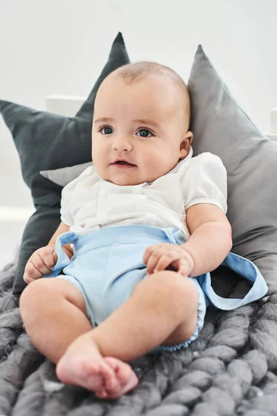 Een Portret Van Een Schattige Baby Een Bedje Een Witte — Stockfoto