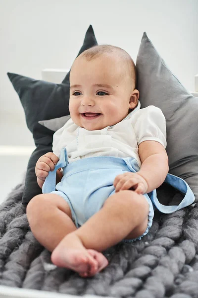 Een Portret Van Een Schattige Baby Een Bedje Een Witte — Stockfoto