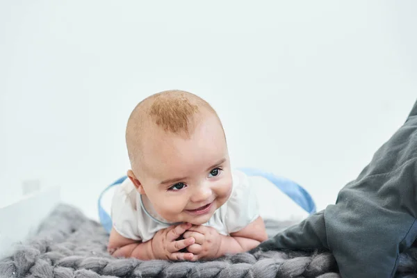 白い背景の上に小さなベッドの中にかわいい赤ちゃんのポケット — ストック写真