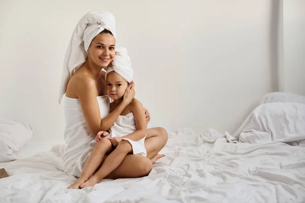 Uma Jovem Mãe Sua Filhinha Toalhas Brancas Quarto Pela Manhã — Fotografia de Stock
