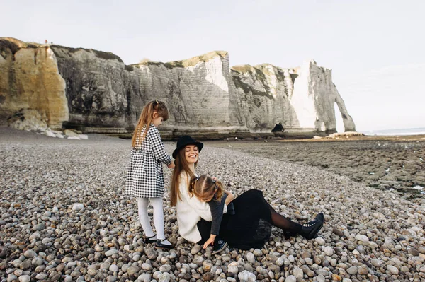 Une Belle Jeune Famille Sur Rive Sablonneuse Océan Détendre Amuser — Photo