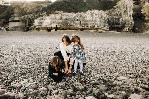 Una Bella Giovane Famiglia Sulla Riva Sabbiosa Dell Oceano Rilassante — Foto Stock