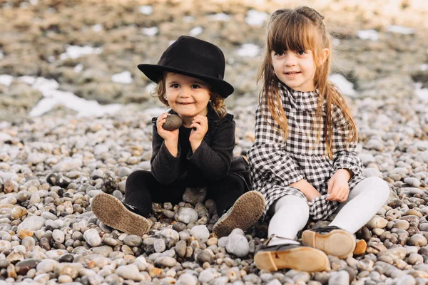 Niños Felices Jugando Junto Océano — Foto de Stock