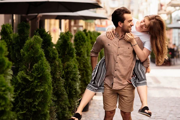 年轻漂亮的夫妻玩得很开心 在城市街道上散步 喝咖啡 — 图库照片