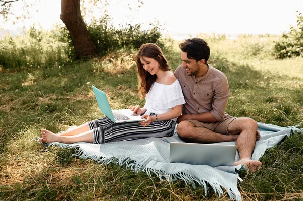 Belo Casal Adolescentes Homem Mulheres Que Trabalham Usam Laptop Para — Fotografia de Stock