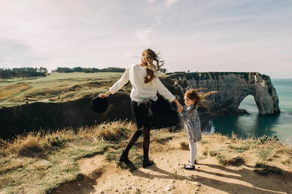 Vacker Ung Familj Havets Sandstrand Som Kopplar Och Har Roligt — Stockfoto