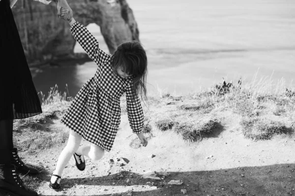 Una Bella Giovane Famiglia Sulla Riva Sabbiosa Dell Oceano Rilassante — Foto Stock