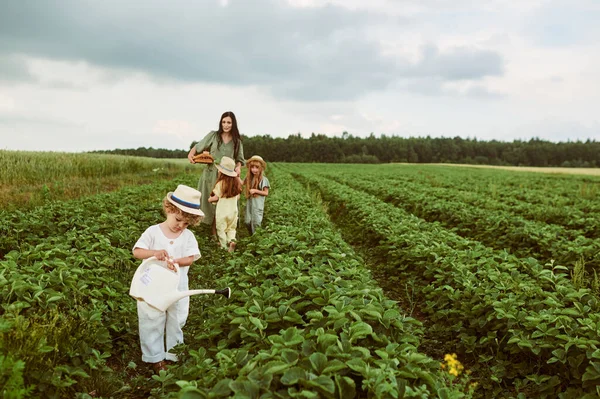 Mooie Jonge Blanke Moeder Met Kinderen Een Linnen Jurk Met — Stockfoto