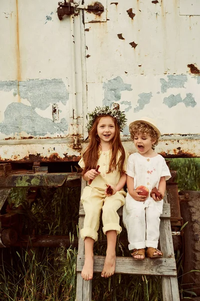 Dois Meninos Meninas Caucasianos Bonitos Vestidos Com Pano Linho Branco — Fotografia de Stock