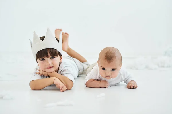 Twee Mooie Broers Ligt Een Witte Achtergrond — Stockfoto