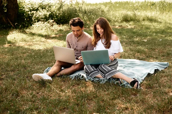Piękna Para Nastolatków Mężczyzna Kobieta Pracujący Używają Laptopa Pracy Outdoor — Zdjęcie stockowe