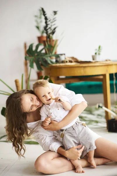 Een Jonge Mooie Moeder Spelen Met Haar Baby Vloer Buurt — Stockfoto