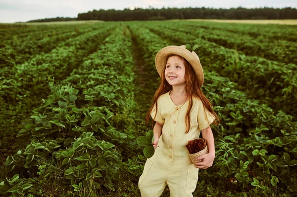 Liten Vacker Kaukasiska Flicka Den Gröna Fältet Skördar Och Äta — Stockfoto