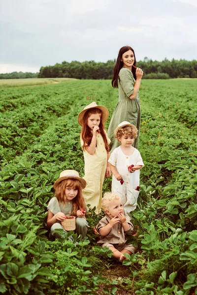 Όμορφη Νεαρή Λευκή Μητέρα Παιδιά Λινό Φόρεμα Ένα Καλάθι Φράουλες — Φωτογραφία Αρχείου