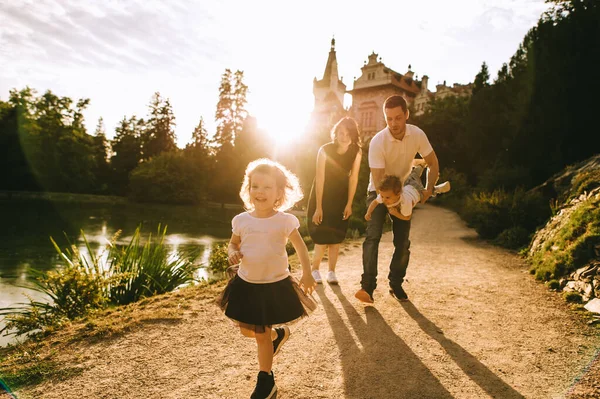 Knappe Jonge Vader Mooie Moeder Zonnige Zomer Natuur Spelen Met — Stockfoto