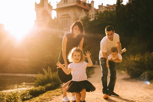 Bello Giovane Padre Bella Madre Soleggiata Natura Estiva Giocando Con — Foto Stock