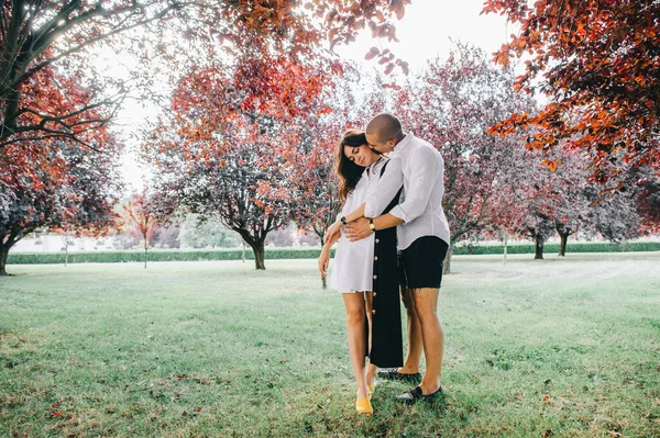 Egy Fiatal Kaukázusi Elegáns Pár Tornáca Sétál Gyönyörű Parkban — Stock Fotó