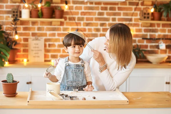 Junge Schöne Familie Mit Spaß Und Kochen Der Sonnigen Küche — Stockfoto