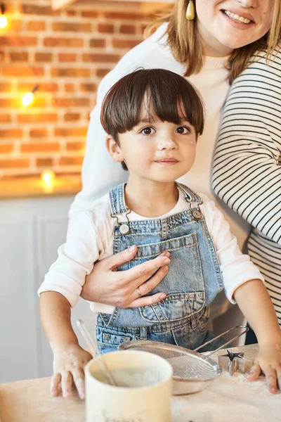 Junge Schöne Familie Mit Spaß Und Kochen Der Sonnigen Küche — Stockfoto