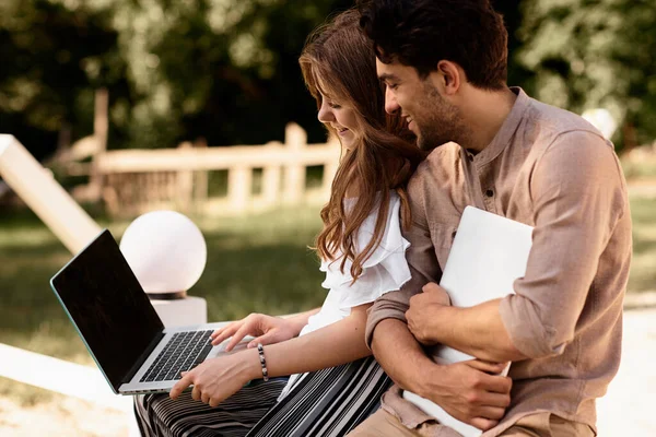 Piękna Para Nastolatków Mężczyzna Kobieta Pracujący Używają Laptopa Pracy Outdoor — Zdjęcie stockowe