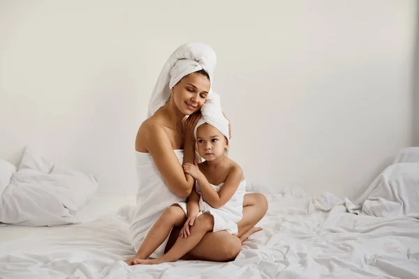 Una Giovane Madre Sua Figlia Asciugamani Bianchi Camera Letto Mattino — Foto Stock