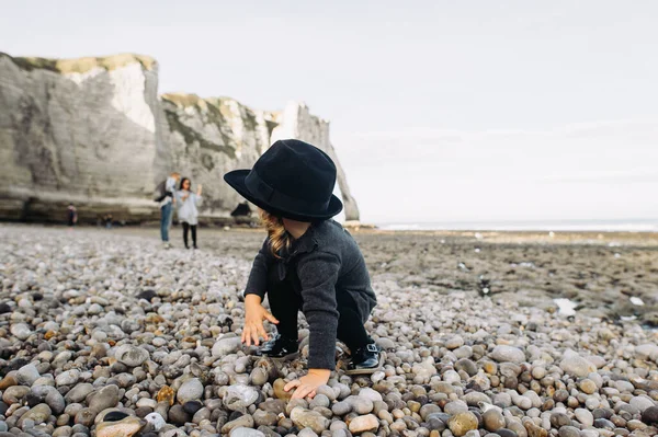 Una Bella Giovane Famiglia Sulla Riva Sabbiosa Dell Oceano Rilassante — Foto Stock