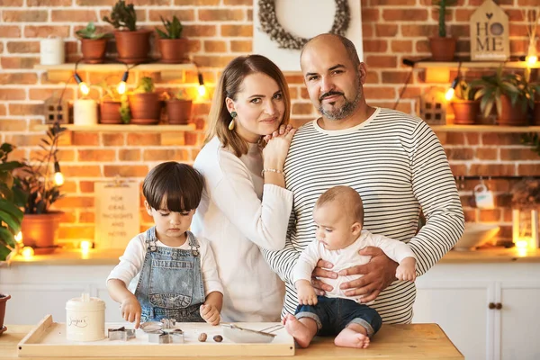 Junge Schöne Familie Mit Spaß Und Kochen Der Sonnigen Küche — Stockfoto
