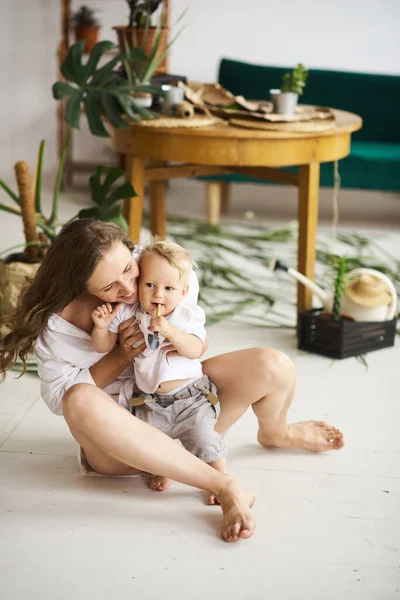 Ung Vacker Mamma Leker Med Sitt Barn Golvet Nära Träbordet — Stockfoto