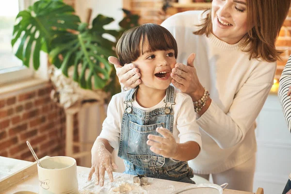 Junge Schöne Familie Mit Spaß Und Kochen Der Sonnigen Küche — Stockfoto