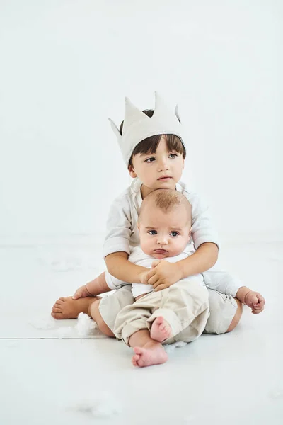 Dois Belos Irmãos Jaz Fundo Branco — Fotografia de Stock