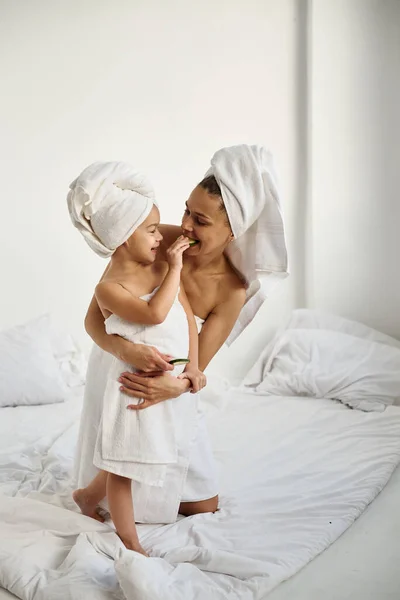 Uma Jovem Mãe Filha Caucasiana Com Cabelo Embrulhado Toalhas Banho — Fotografia de Stock