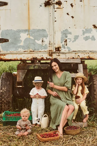 Bela Jovem Mãe Caucasiana Com Seus Filhos Vestido Linho Com — Fotografia de Stock