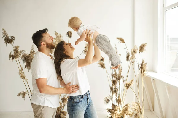 Glückliche Familie Spielt Hause Mit Ihrem Kind Auf Weißem Grund — Stockfoto