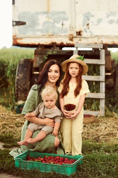 Vackra Unga Kaukasiska Mor Med Sina Barn Linneklänning Med Korg — Stockfoto