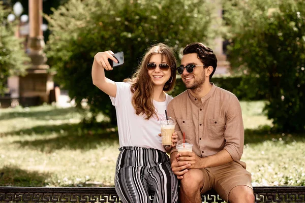 Ein Junges Schönes Paar Macht Selfies Auf Der Straße — Stockfoto