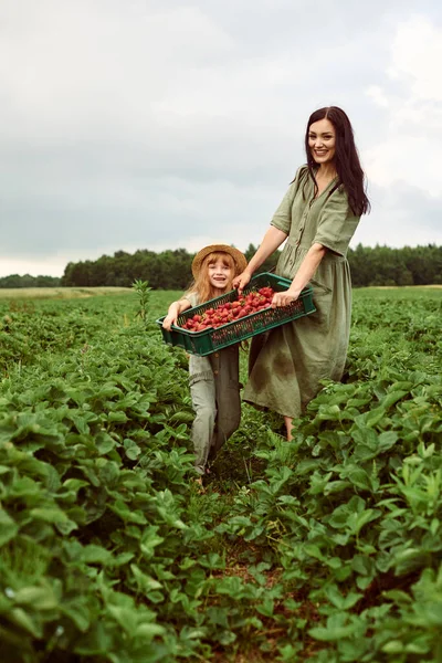 Mooie Jonge Kaukasische Moeder Met Haar Dochter Een Linnen Jurk — Stockfoto