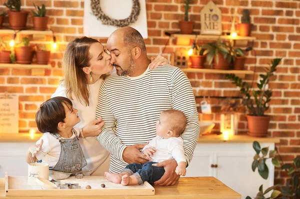 Ung Vacker Familj Har Roligt Och Matlagning Det Soliga Köket — Stockfoto