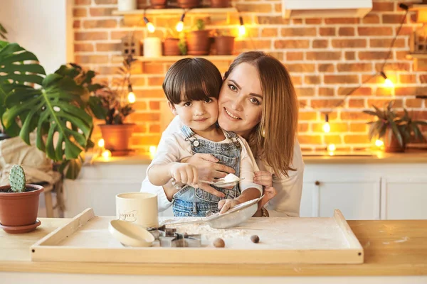 Junge Schöne Familie Mit Spaß Und Kochen Der Sonnigen Küche — Stockfoto