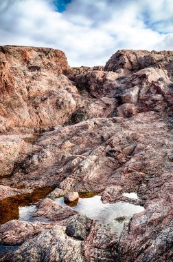 Kayalar ve taşlar yakınındaki Kuzey Buz Denizi