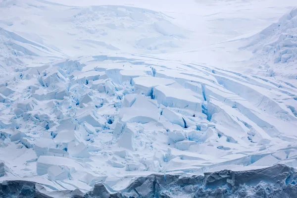 Antarktické krajiny, sněhové pouště, zasněžené kopce na zamrzlé pláni — Stock fotografie